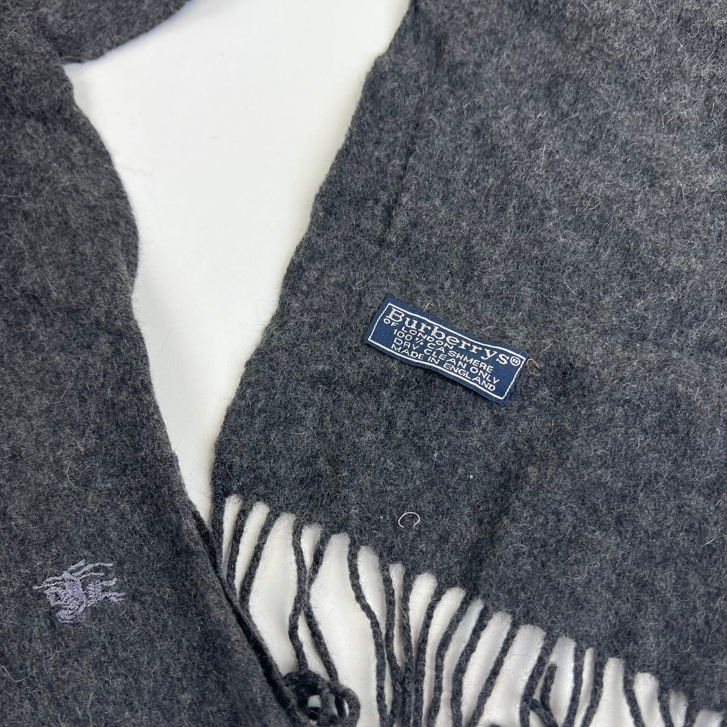 Burberry London Cashmere Scarf Schal Muffler Acessoires Burberry coat outerwear pufferseason second hand vintage shop österreich germany deutschland angebot daunenjacke winterjacke jacke