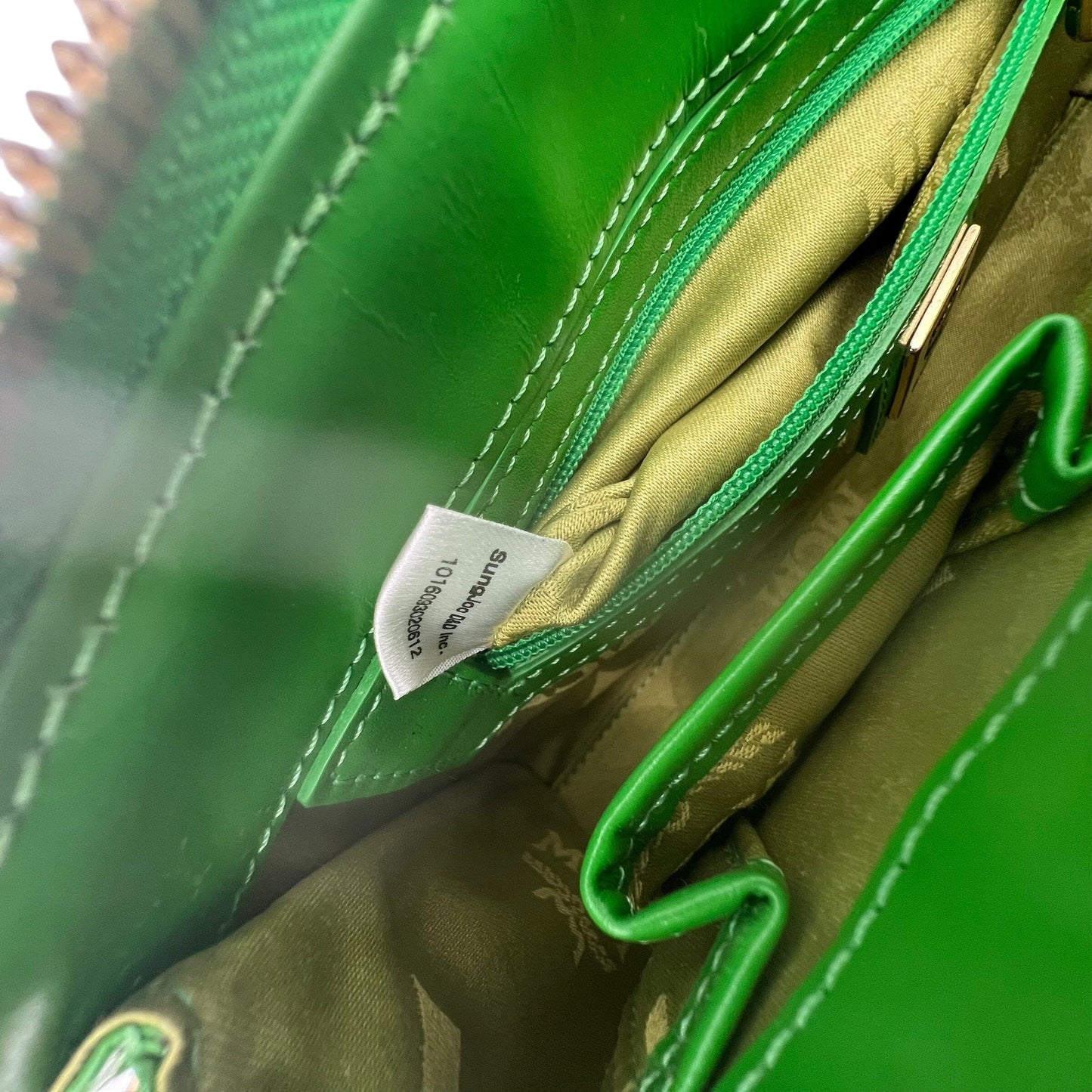 MCM Munich Mini Bag Handbag Handtasche Designer Bags MCM coat outerwear pufferseason second hand vintage shop österreich germany deutschland angebot daunenjacke winterjacke jacke