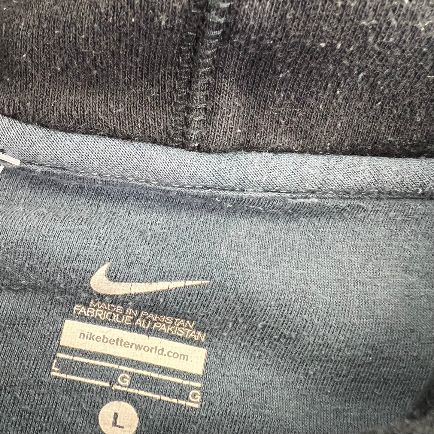 Nike Spellout Sweater Hoodie - L Sweaters Nike coat outerwear pufferseason second hand vintage shop österreich germany deutschland angebot daunenjacke winterjacke jacke