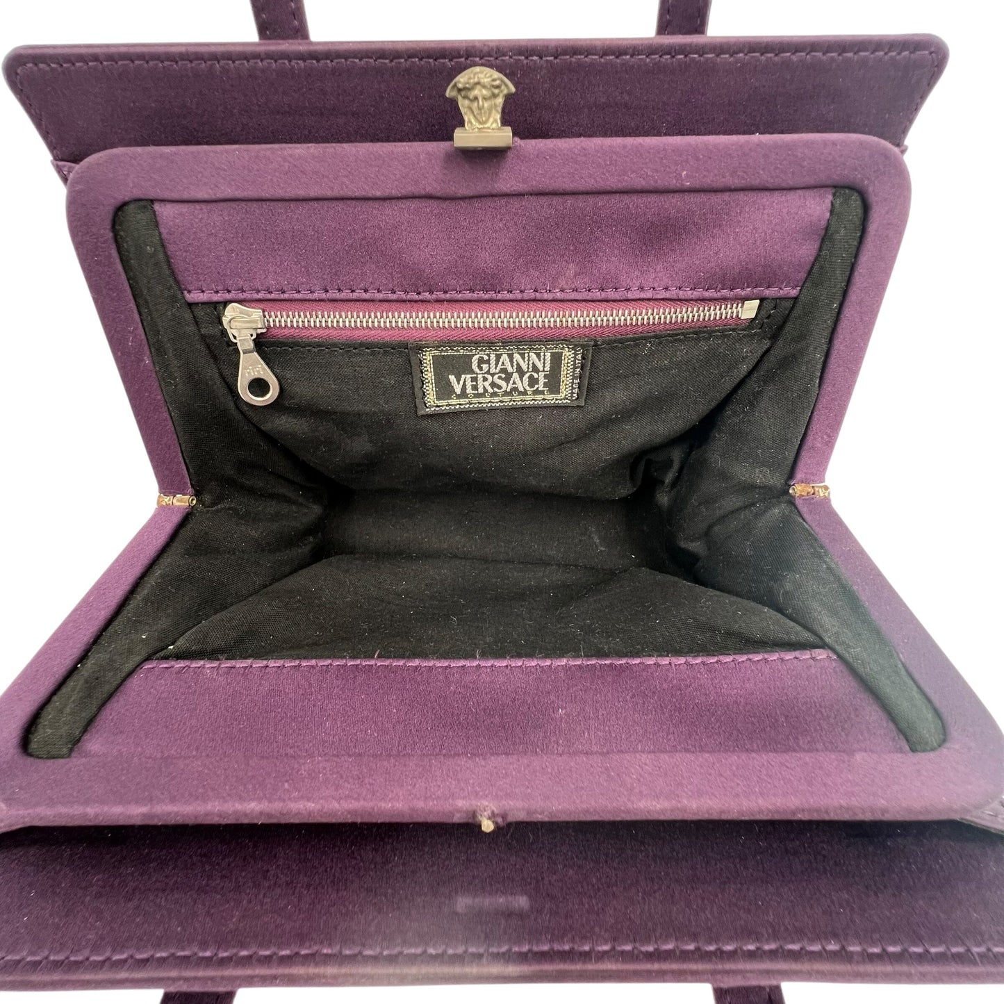 Vintage Gianni Versace Handle Bag Handbag Handtasche Designer Bags Gianni Versace coat outerwear pufferseason second hand vintage shop österreich germany deutschland angebot daunenjacke winterjacke jacke