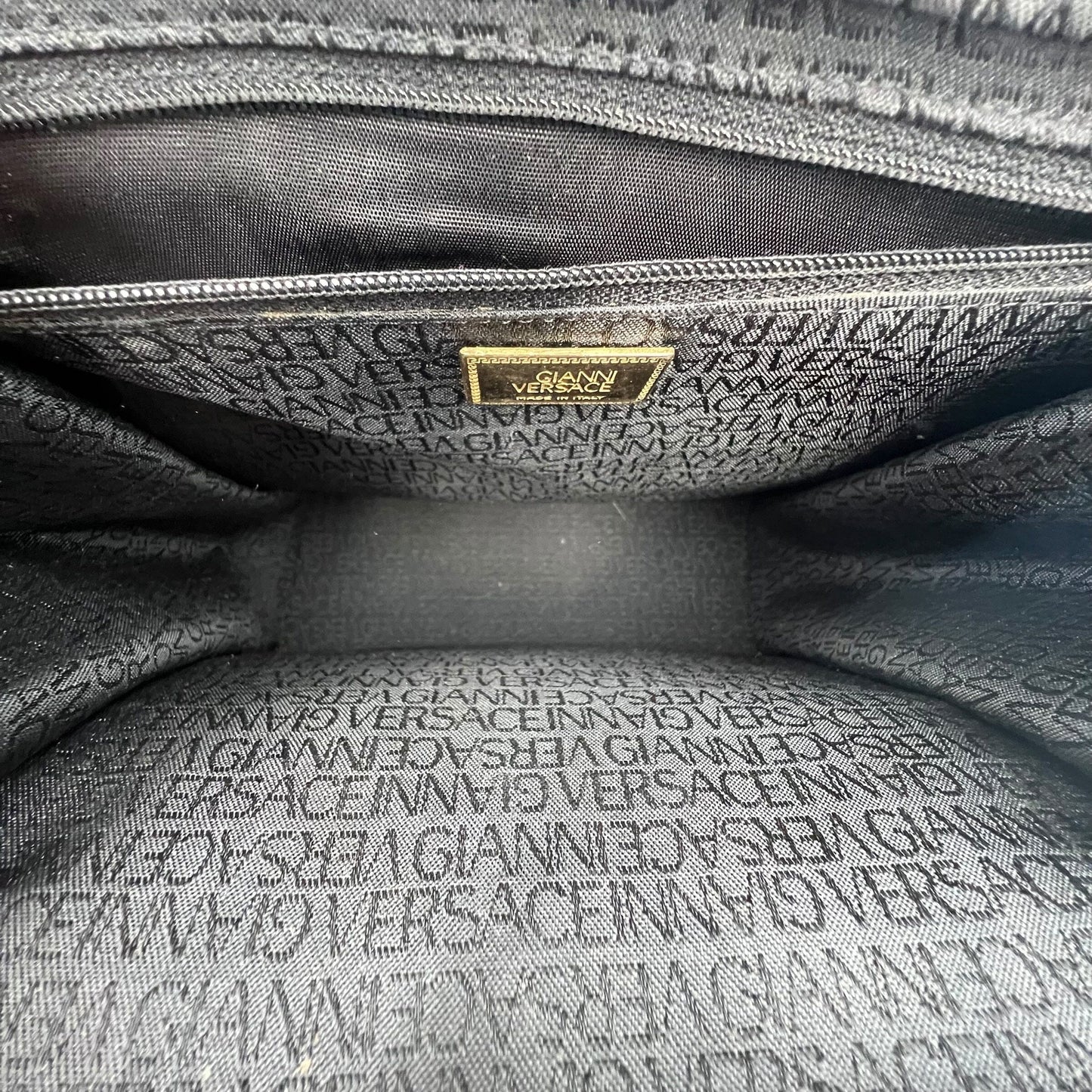 Vintage Gianni Versace Laather Handle Bag Handbag Handtasche Designer Bags Gianni Versace coat outerwear pufferseason second hand vintage shop österreich germany deutschland angebot daunenjacke winterjacke jacke