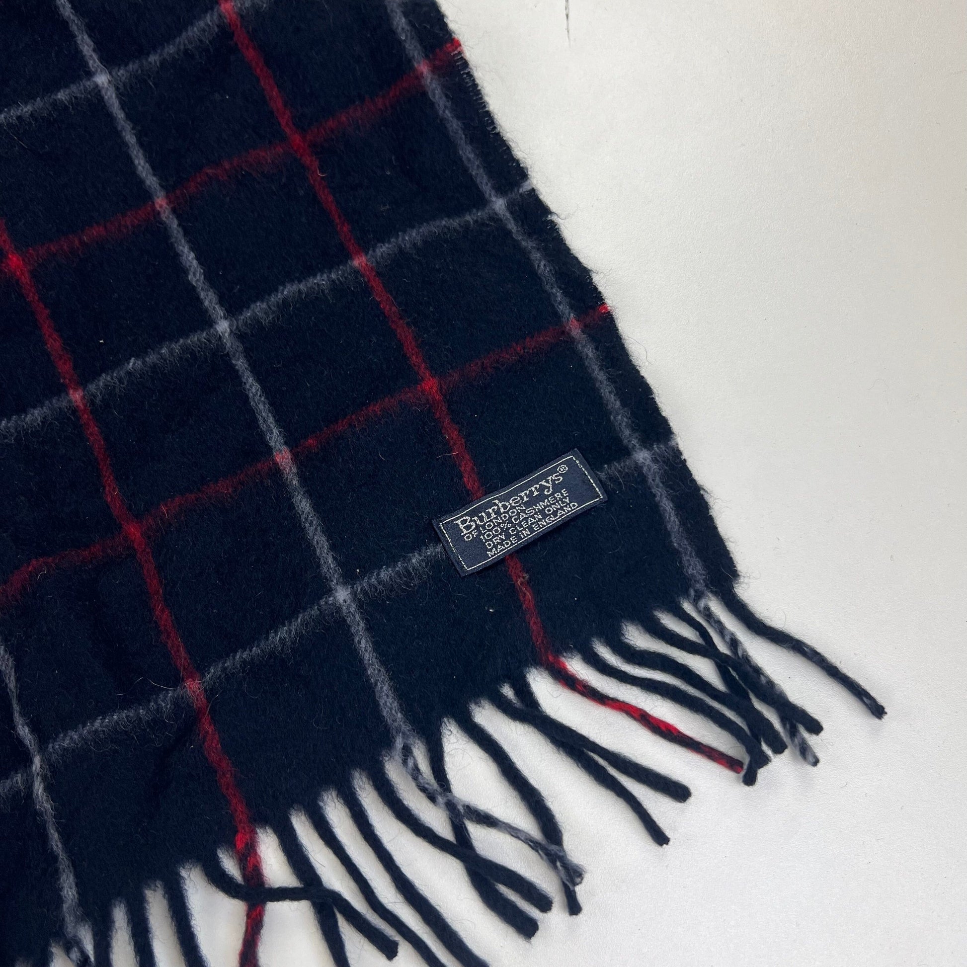 Burberry London Cashmere Scarf Schal Muffler Acessoires Burberry coat outerwear pufferseason second hand vintage shop österreich germany deutschland angebot daunenjacke winterjacke jacke