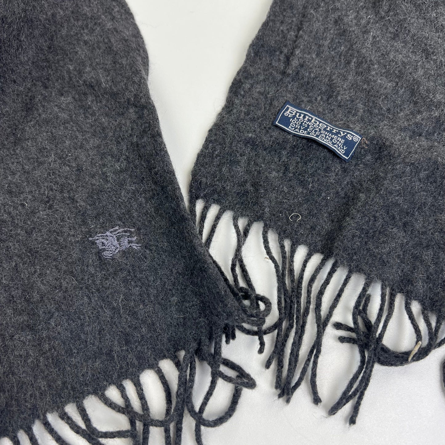 Burberry London Cashmere Scarf Schal Muffler Acessoires Burberry coat outerwear pufferseason second hand vintage shop österreich germany deutschland angebot daunenjacke winterjacke jacke