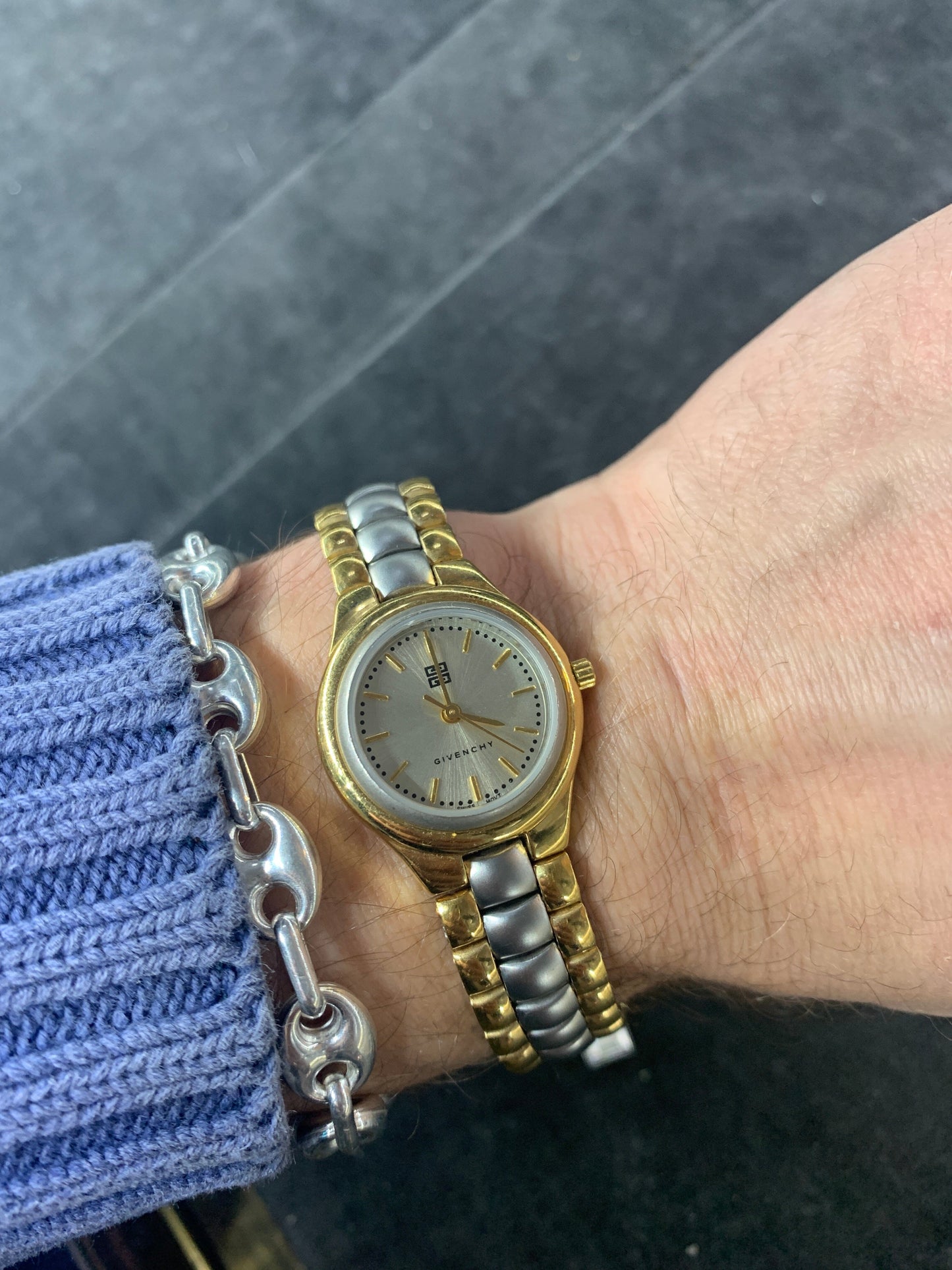 Givenchy Watch womens Watches givenchy coat outerwear pufferseason second hand vintage shop österreich germany deutschland angebot daunenjacke winterjacke jacke