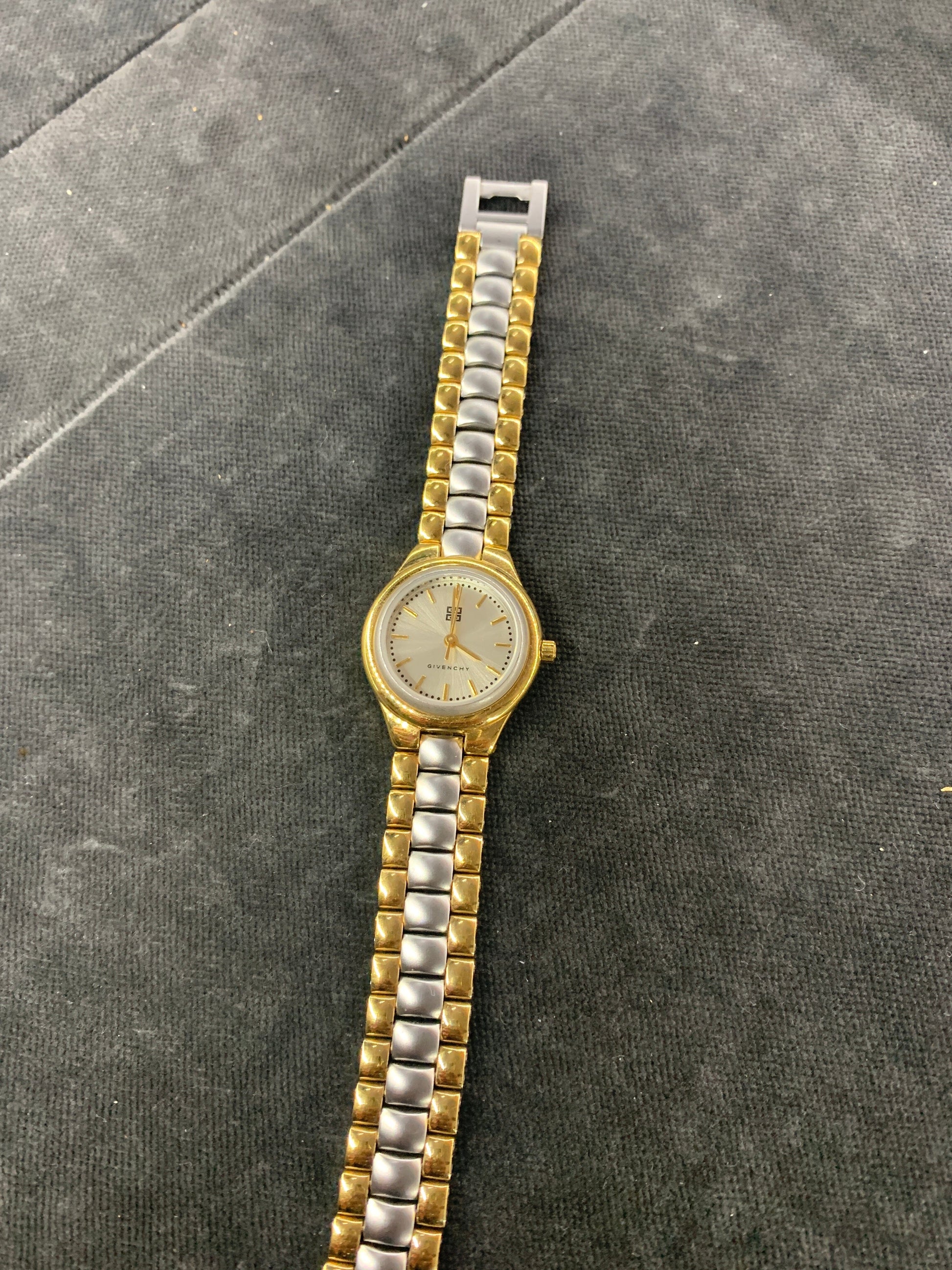 Givenchy Watch womens Watches givenchy coat outerwear pufferseason second hand vintage shop österreich germany deutschland angebot daunenjacke winterjacke jacke