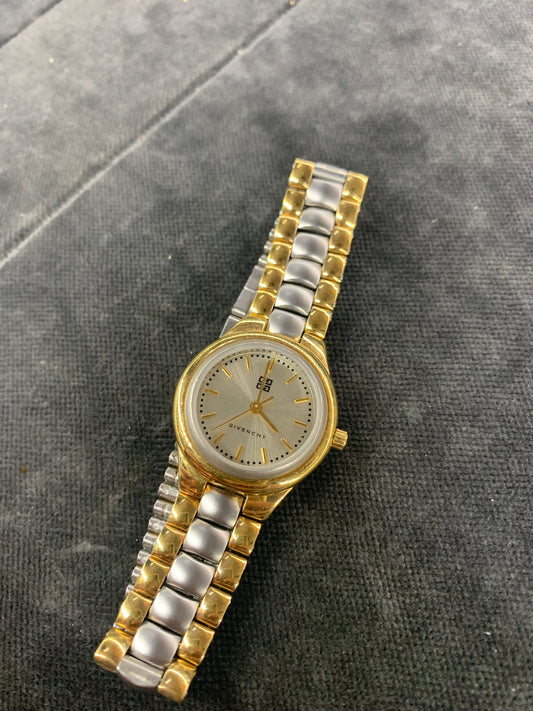 Givenchy Watch womens Watches givenchy coat outerwear pufferseason second hand vintage shop österreich germany deutschland angebot daunenjacke winterjacke jacke