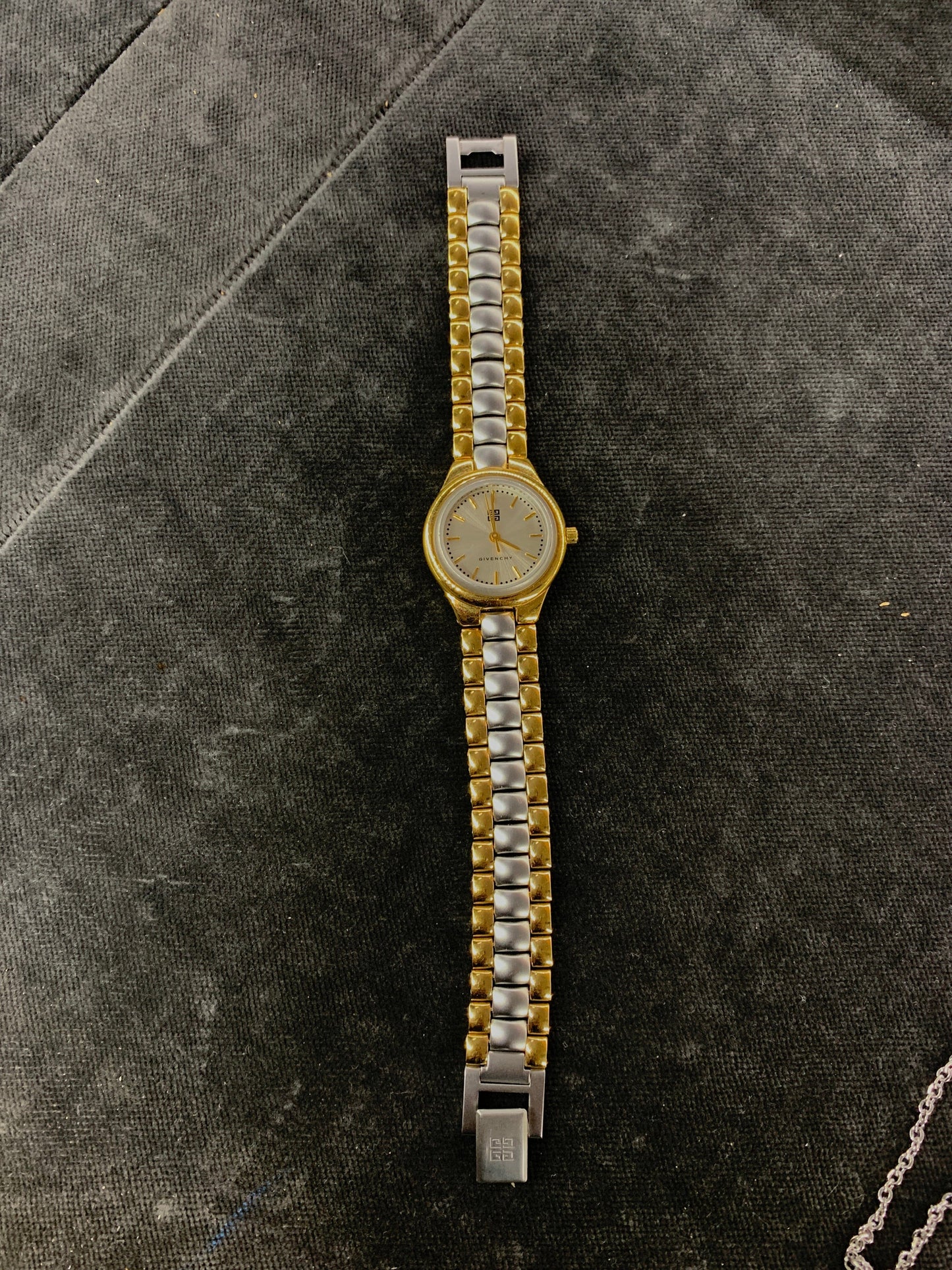 Givenchy Watch womens Watches givenchy coat outerwear pufferseason second hand vintage shop österreich germany deutschland angebot daunenjacke winterjacke jacke