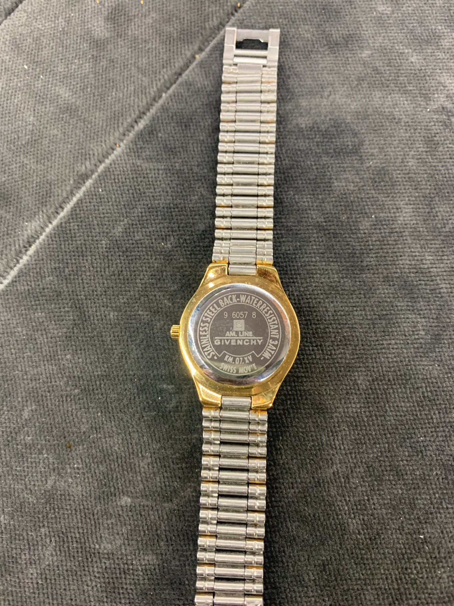 Givenchy Watch womens Watches givenchy coat outerwear pufferseason second hand vintage shop österreich germany deutschland angebot daunenjacke winterjacke jacke