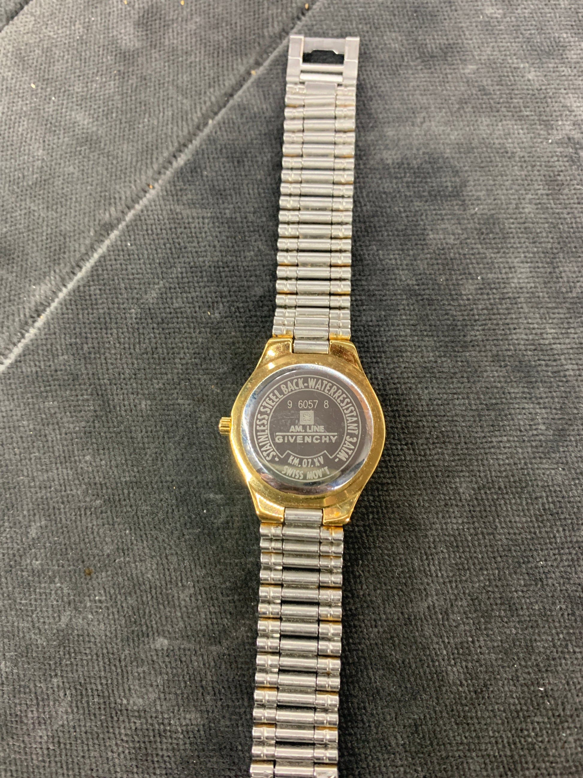 Givenchy Watch womens Watches givenchy coat outerwear pufferseason second hand vintage shop österreich germany deutschland angebot daunenjacke winterjacke jacke