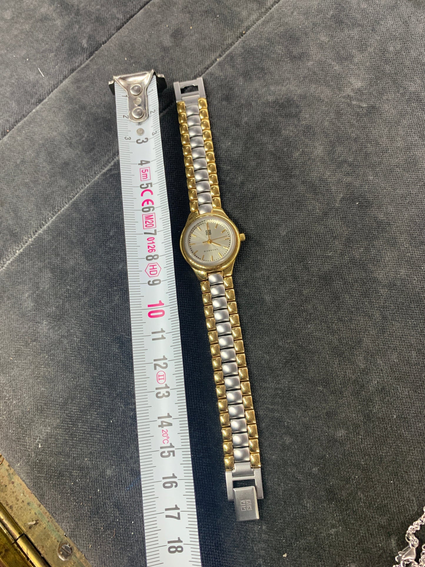 Givenchy Watch womens Watches givenchy coat outerwear pufferseason second hand vintage shop österreich germany deutschland angebot daunenjacke winterjacke jacke