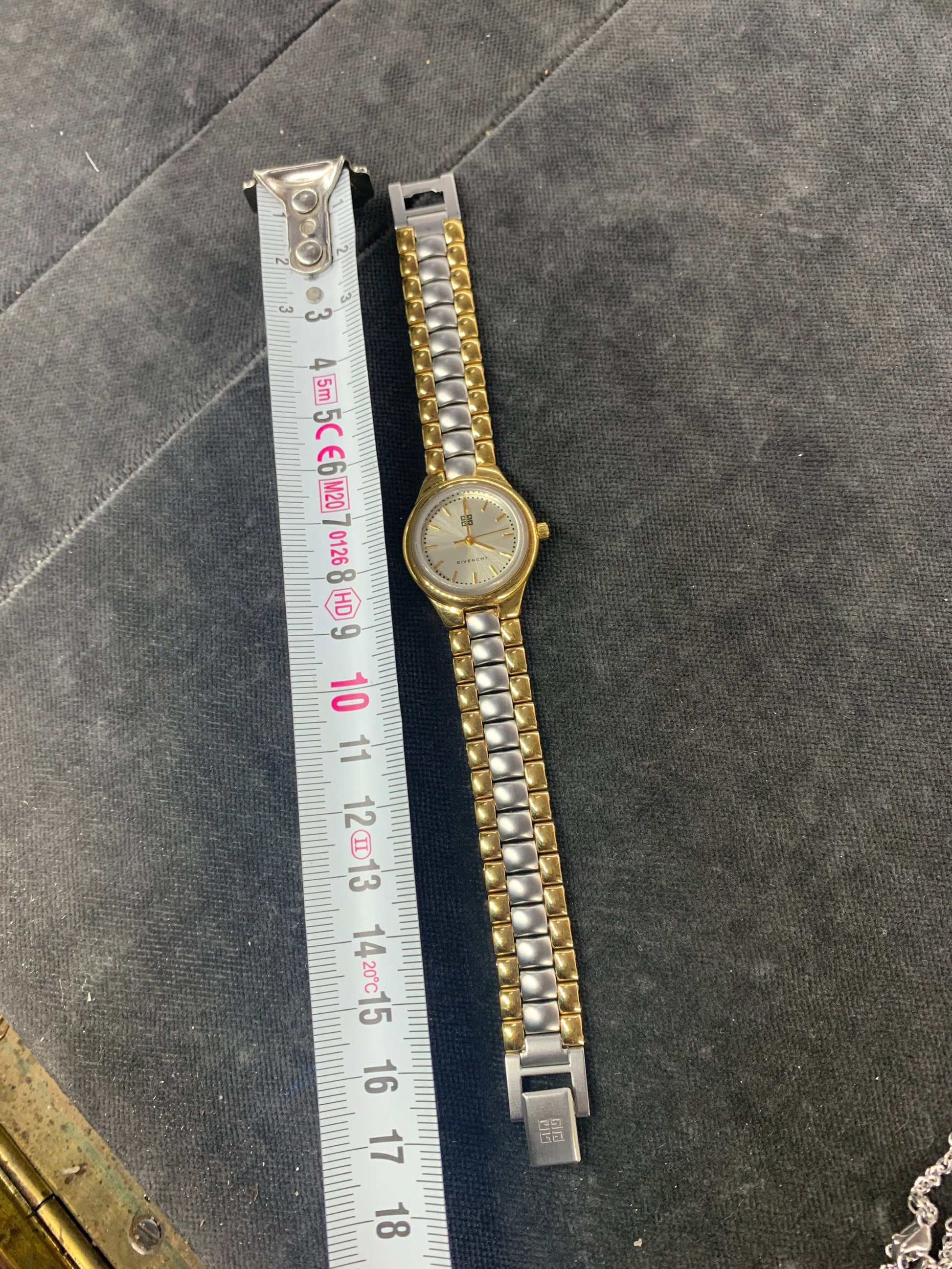 Givenchy Watch womens Watches givenchy coat outerwear pufferseason second hand vintage shop österreich germany deutschland angebot daunenjacke winterjacke jacke