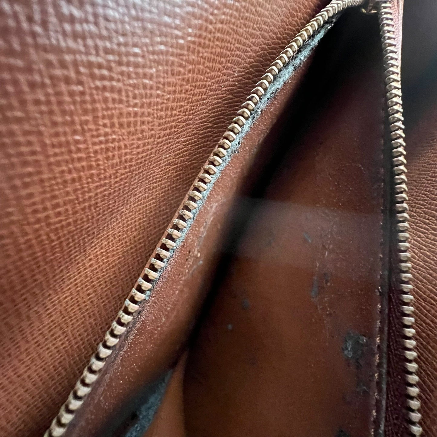 Louis Vuitton Canvas Monogram Malesherbes Bag Handbag Designer Bags Louis Vuitton coat outerwear pufferseason second hand vintage shop österreich germany deutschland angebot daunenjacke winterjacke jacke