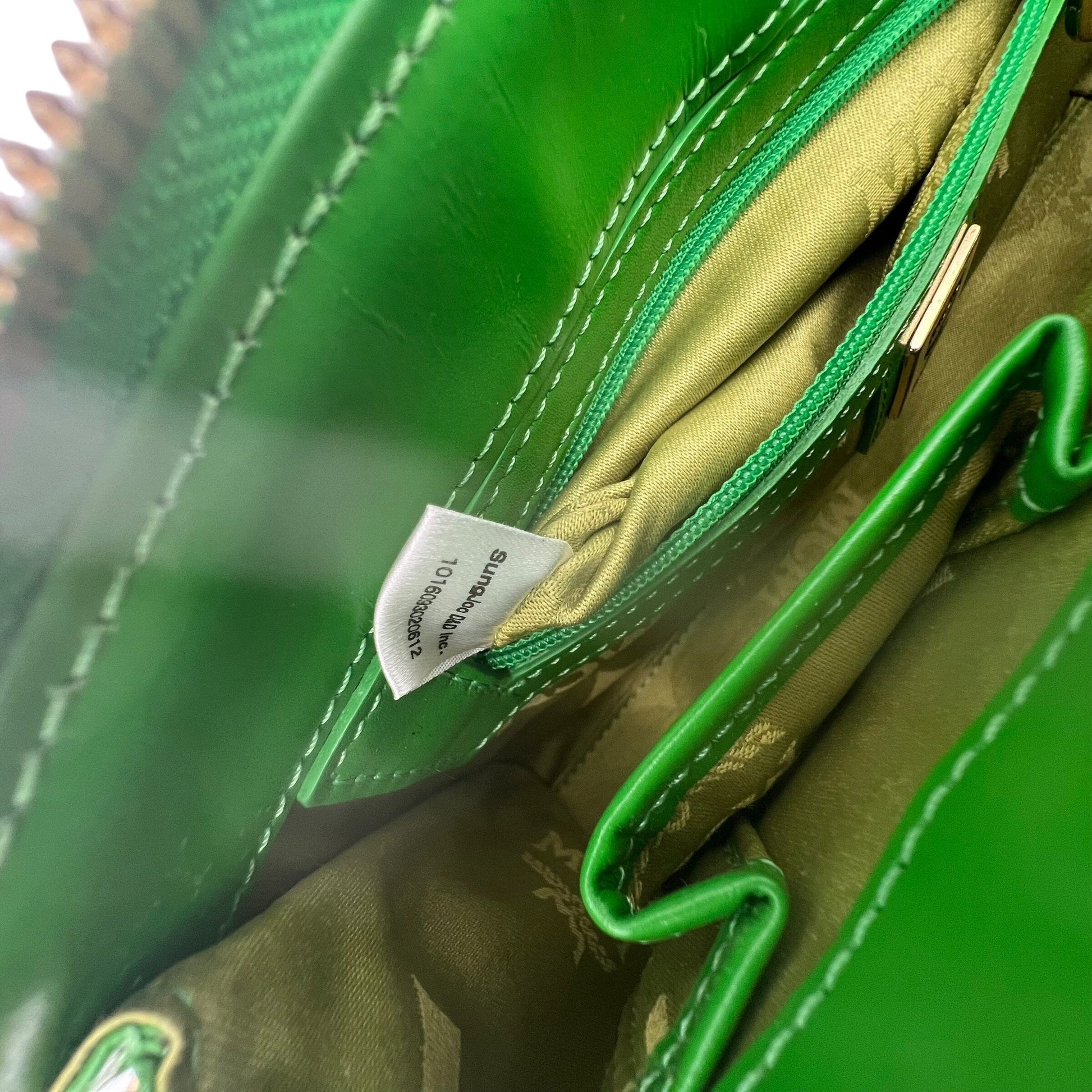 MCM Munich Mini Bag Handbag Handtasche Designer Bags MCM coat outerwear pufferseason second hand vintage shop österreich germany deutschland angebot daunenjacke winterjacke jacke