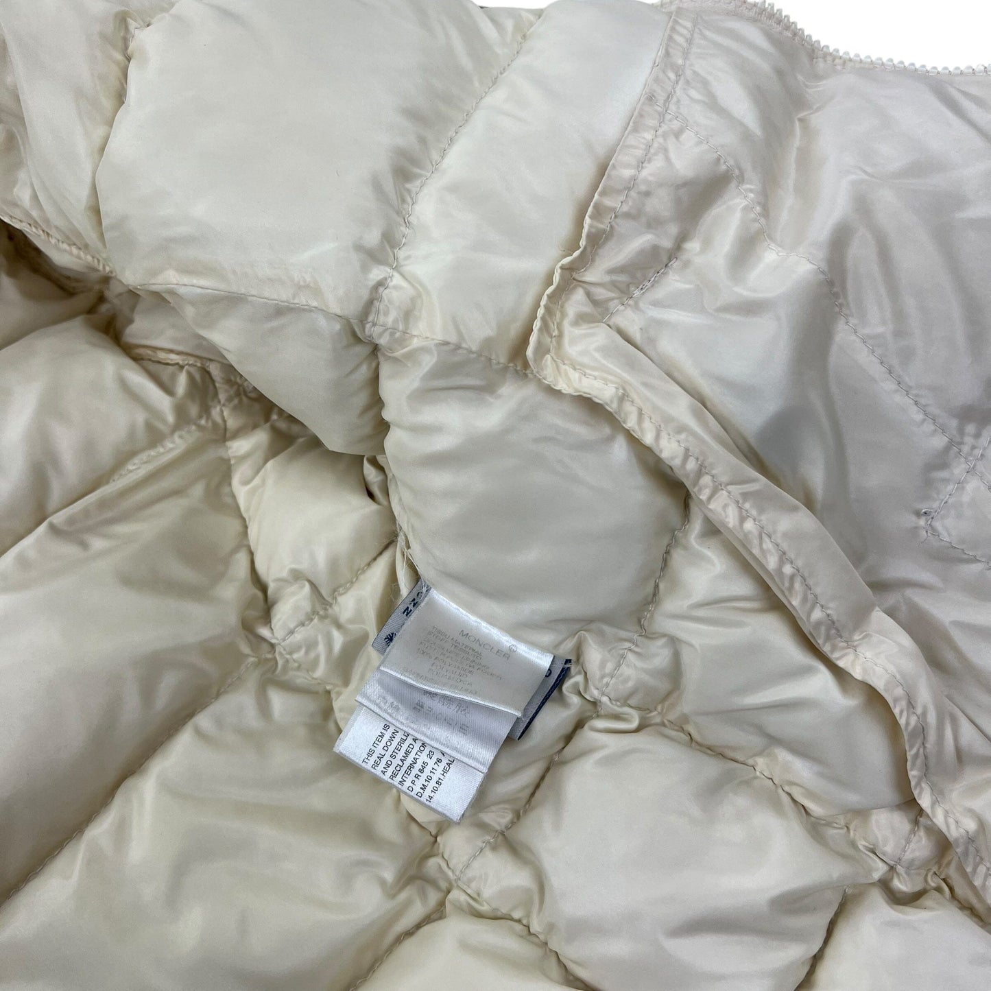 Moncler Puffer - Women Small Moncler Moncler coat outerwear pufferseason second hand vintage shop österreich germany deutschland angebot daunenjacke winterjacke jacke