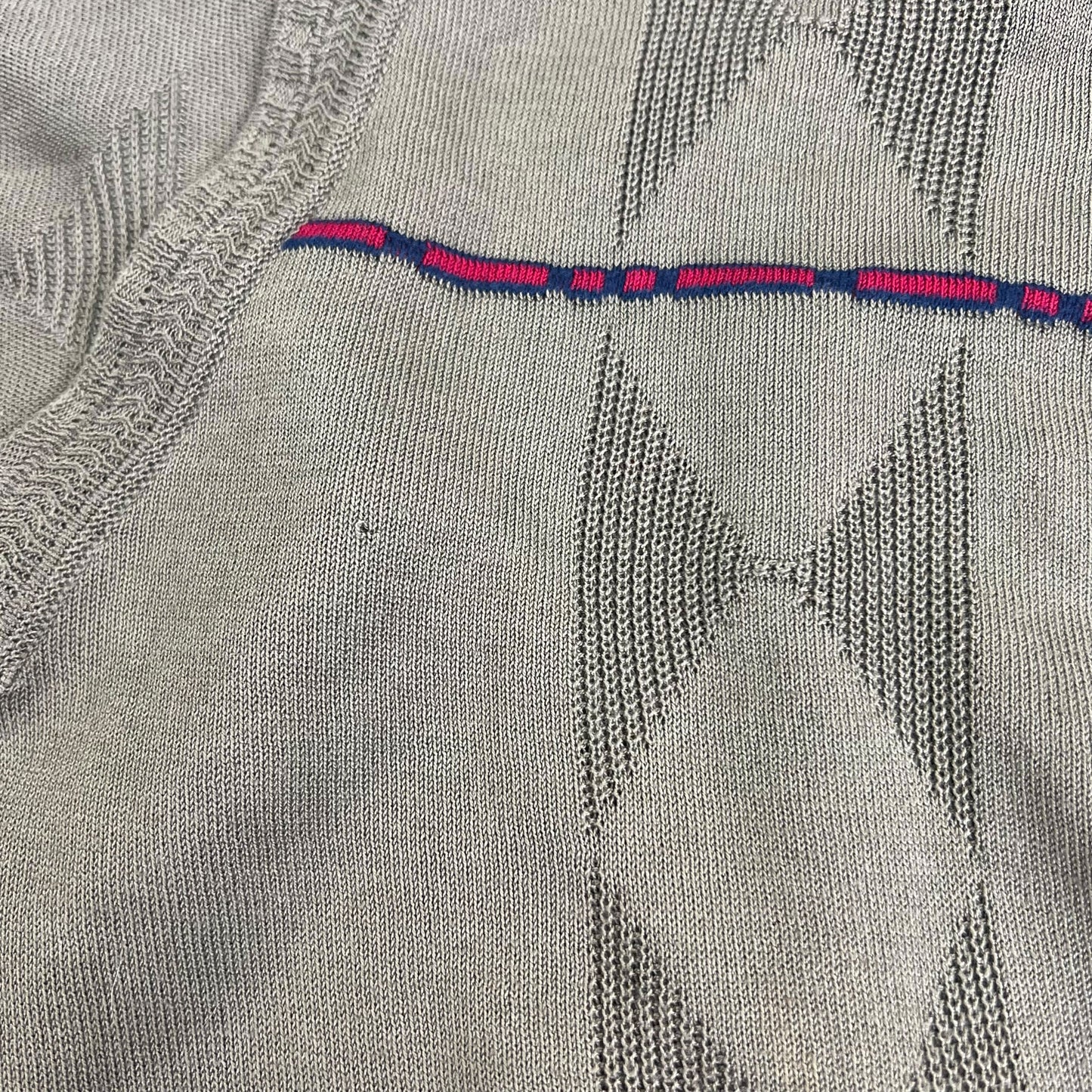 Pierre Balmain Paris V-Neck Knit Sweater - L Sweaters Balmain coat outerwear pufferseason second hand vintage shop österreich germany deutschland angebot daunenjacke winterjacke jacke