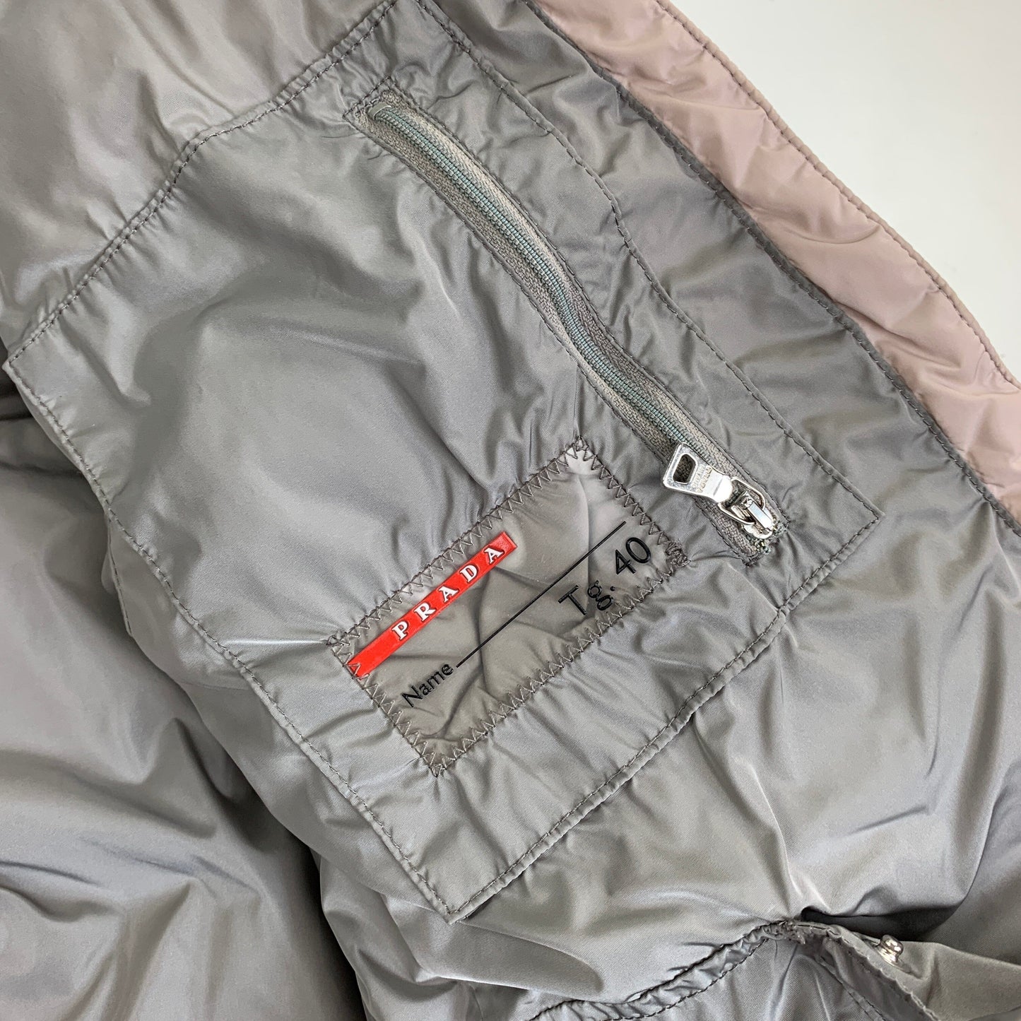 Prada Milano Cropped Puffer Jacket - Women XS Designer Puffer Prada coat outerwear pufferseason second hand vintage shop österreich germany deutschland angebot daunenjacke winterjacke jacke