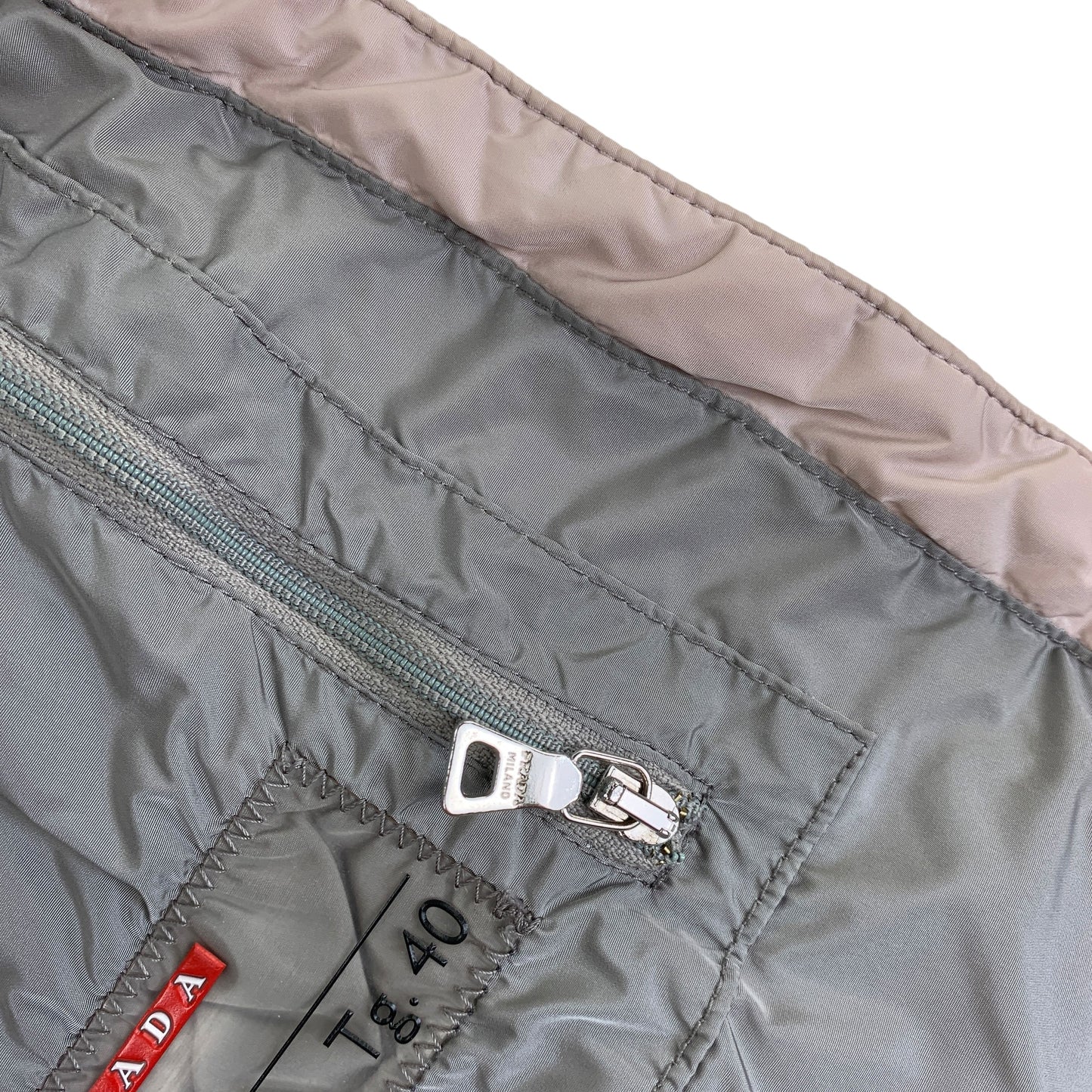 Prada Milano Cropped Puffer Jacket - Women XS Designer Puffer Prada coat outerwear pufferseason second hand vintage shop österreich germany deutschland angebot daunenjacke winterjacke jacke