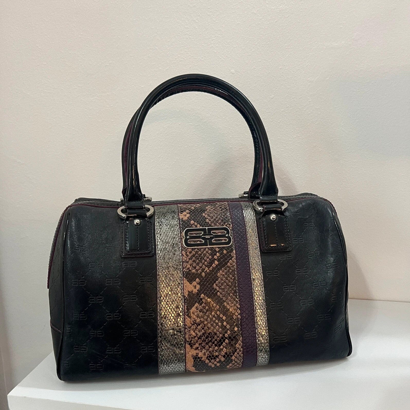 Rare Balenciaga Paris Handle Bowling Bag Designer Bags Balenciaga coat outerwear pufferseason second hand vintage shop österreich germany deutschland angebot daunenjacke winterjacke jacke