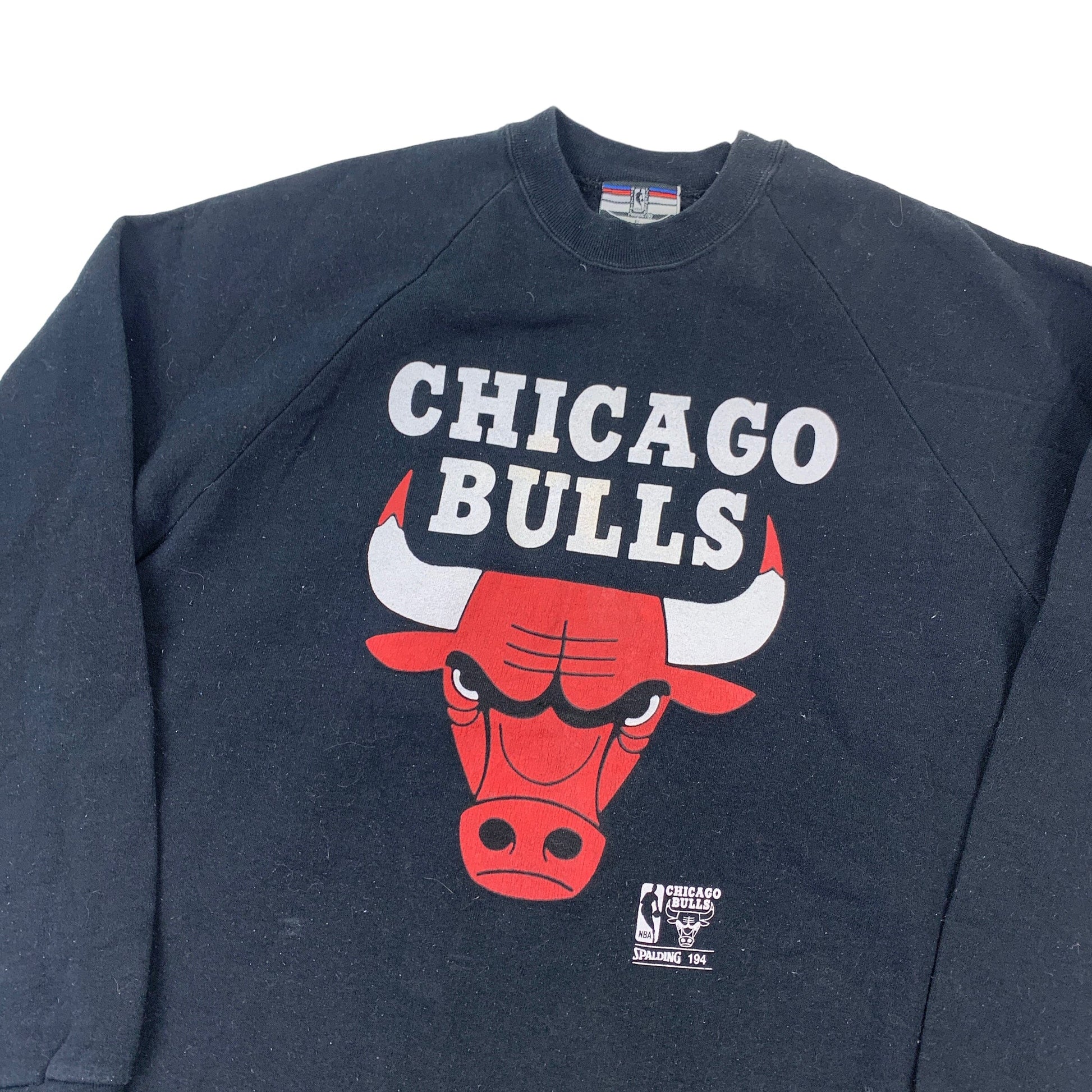 Spalding "Chicago Bulls" Sweater - L Sweaters Spalding coat outerwear pufferseason second hand vintage shop österreich germany deutschland angebot daunenjacke winterjacke jacke