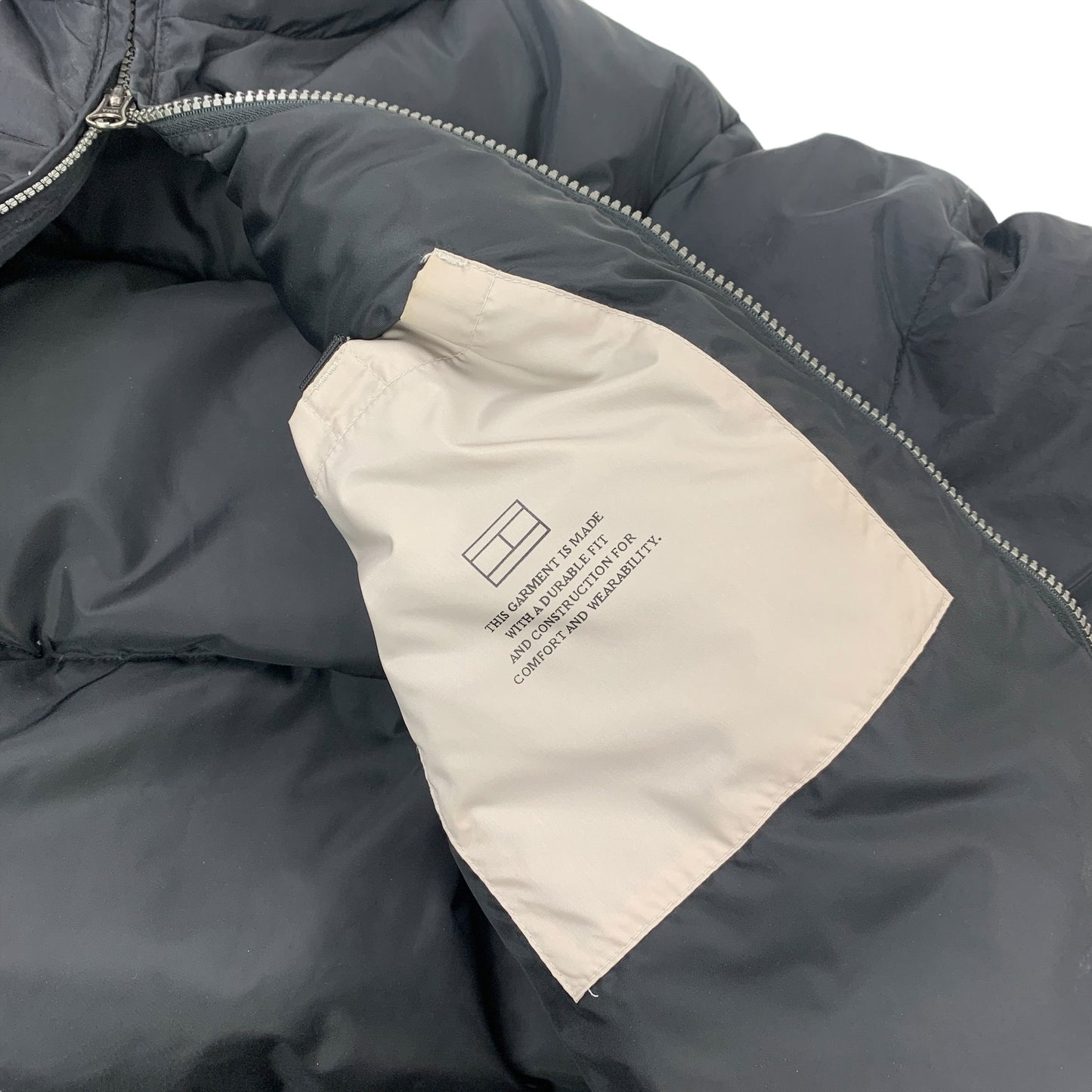 Tommy Hilfiger Puffer Jacket - M Tommy Hilfiger Tommy Hilfiger coat outerwear pufferseason second hand vintage shop österreich germany deutschland angebot daunenjacke winterjacke jacke