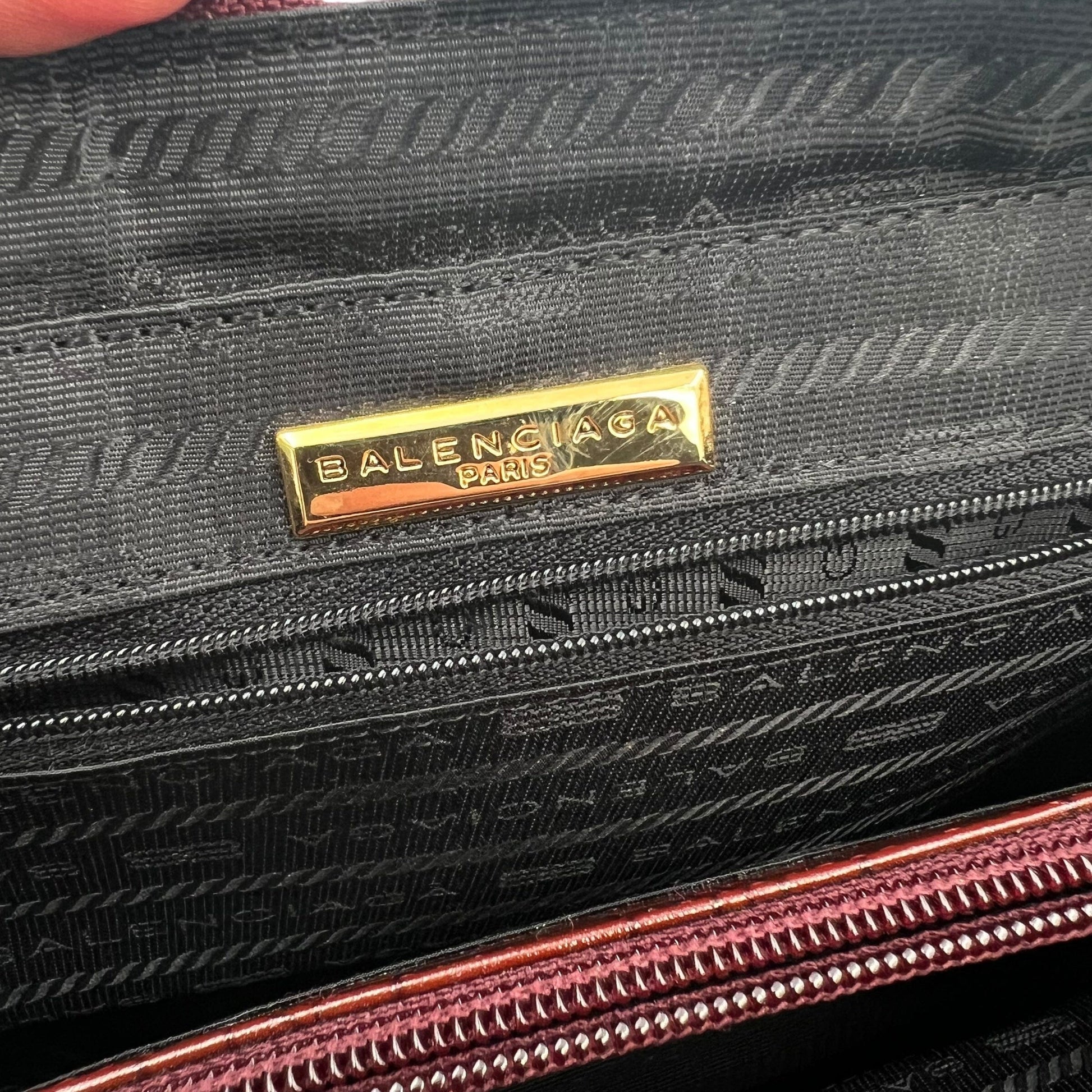 Vintage Balenciaga Paris Burgundy Bag Handle Handtasche Designer Bags Balenciaga coat outerwear pufferseason second hand vintage shop österreich germany deutschland angebot daunenjacke winterjacke jacke