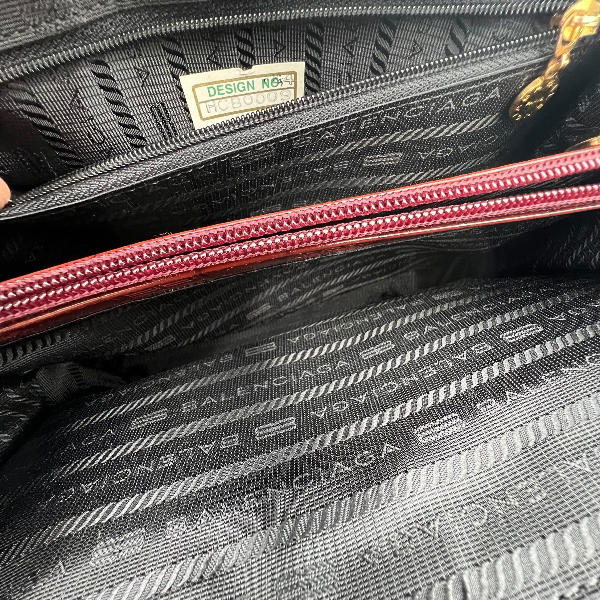 Vintage Balenciaga Paris Burgundy Bag Handle Handtasche Designer Bags Balenciaga coat outerwear pufferseason second hand vintage shop österreich germany deutschland angebot daunenjacke winterjacke jacke