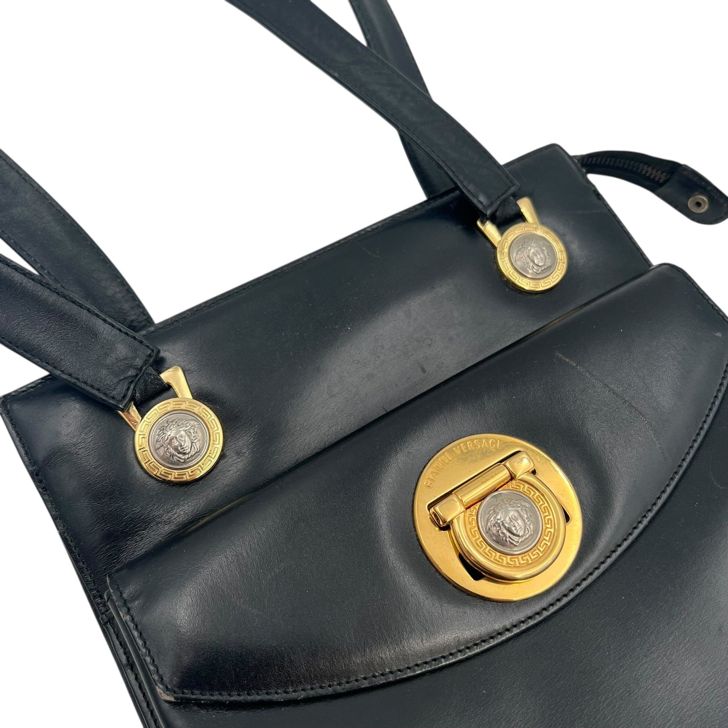 Vintage Gianni Versace Laather Handle Bag Handbag Handtasche Designer Bags Gianni Versace coat outerwear pufferseason second hand vintage shop österreich germany deutschland angebot daunenjacke winterjacke jacke