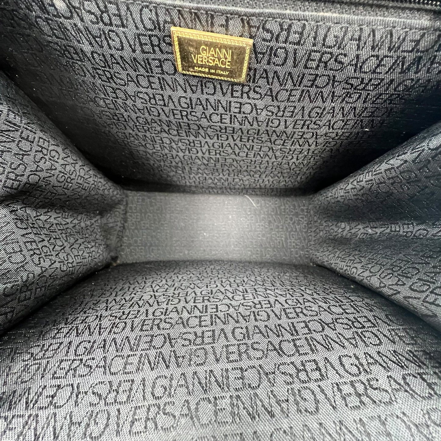 Vintage Gianni Versace Laather Handle Bag Handbag Handtasche Designer Bags Gianni Versace coat outerwear pufferseason second hand vintage shop österreich germany deutschland angebot daunenjacke winterjacke jacke