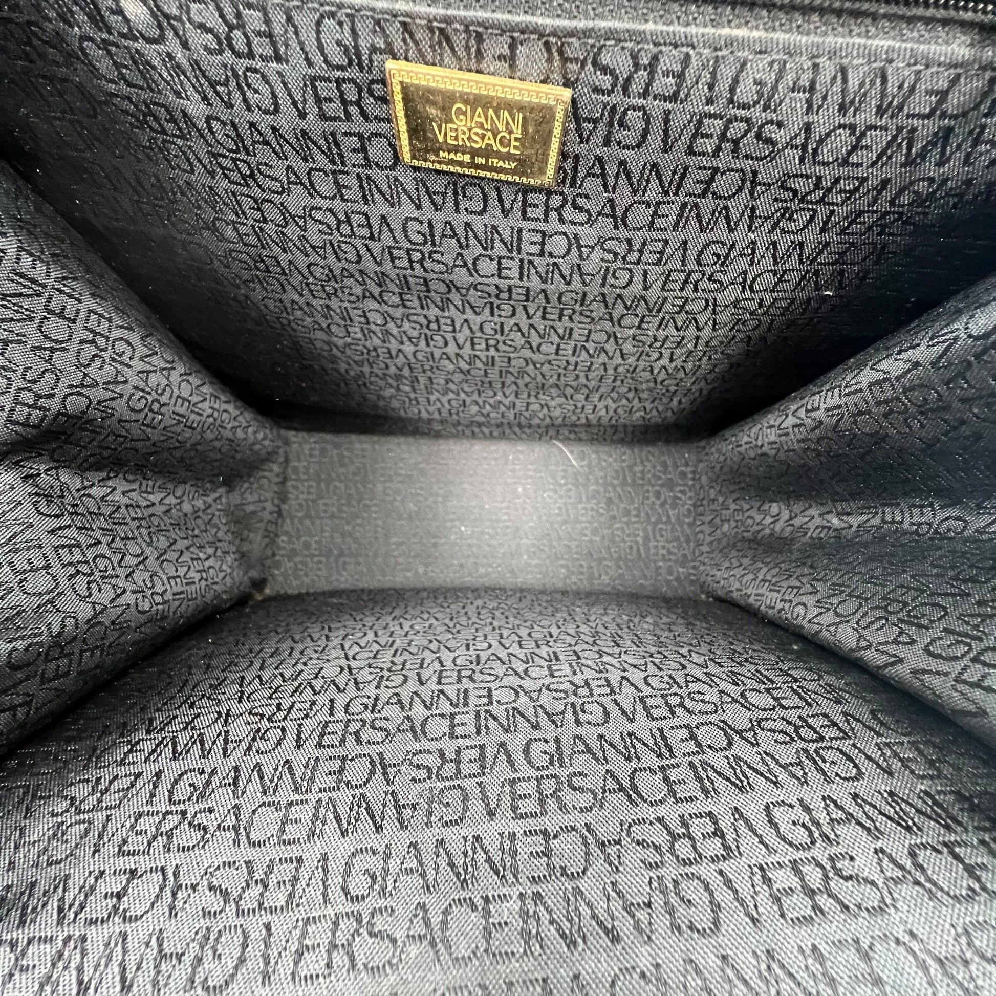 Vintage Gianni Versace Laather Handle Bag Handbag Handtasche Designer Bags Gianni Versace coat outerwear pufferseason second hand vintage shop österreich germany deutschland angebot daunenjacke winterjacke jacke