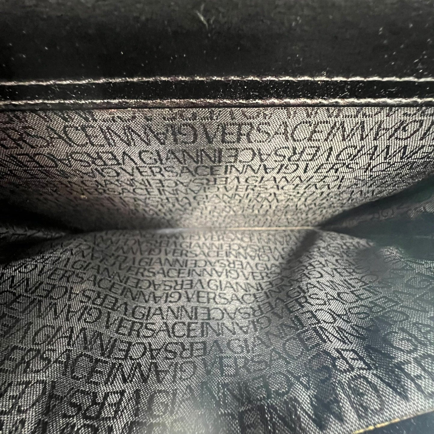 Vintage Gianni Versace Laather Handle Bag Handbag Handtasche Designer Bags Gianni Versace coat outerwear pufferseason second hand vintage shop österreich germany deutschland angebot daunenjacke winterjacke jacke